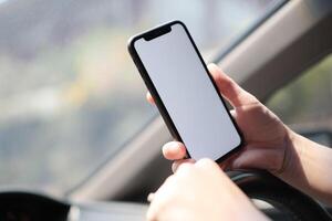 teléfono en auto, mano utilizando teléfono inteligente en coche foto