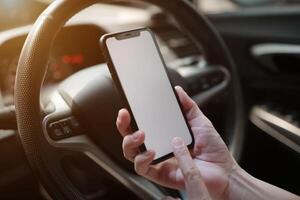 teléfono en auto, mano utilizando teléfono inteligente en coche foto