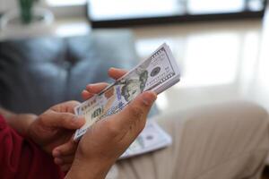 dinero dólar cuenta con mano foto