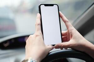 teléfono en auto, mano utilizando teléfono inteligente en coche foto