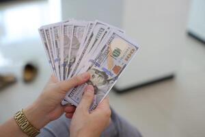 dinero dólar cuenta con mano foto