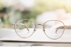 los anteojos en mesa, progresivo lentes, los anteojos para el anciano, lentes progresivo lente, lente progresivo lente, de cerca de lentes en lentes prueba, mirando mediante lentes foto