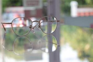 los anteojos en mesa, progresivo lentes, los anteojos para el anciano, lentes progresivo lente, lente progresivo lente, de cerca de lentes en lentes prueba, mirando mediante lentes foto