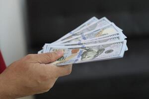 dinero dólar cuenta con mano foto