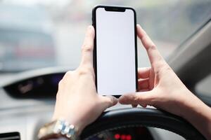 teléfono en auto, mano utilizando teléfono inteligente en coche foto