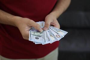 dinero dólar cuenta con mano foto