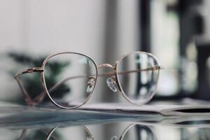 los anteojos en mesa, progresivo lentes, los anteojos para el anciano, lentes progresivo lente, lente progresivo lente, de cerca de lentes en lentes prueba, mirando mediante lentes foto