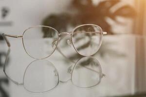 los anteojos en mesa, progresivo lentes, los anteojos para el anciano, lentes progresivo lente, lente progresivo lente, de cerca de lentes en lentes prueba, mirando mediante lentes foto