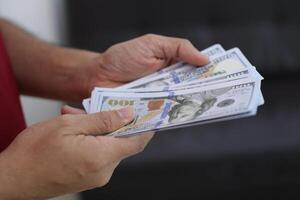 dinero dólar cuenta con mano foto