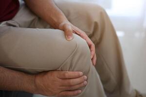 rodilla masaje a aliviar dolor, osteoartritis, rodilla dolor, rodilla inflamación foto