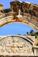 ver de tyche, diosa de victoria a el medio de curvo arco en el frente parte de Adriano templo en el antiguo ciudad de efeso, pavo. foto