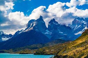 ver de cuernos del paine montaña y lago pehoe en torres del paine nacional parque en Chile foto