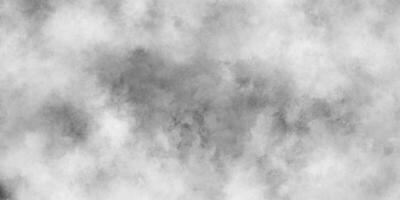 blanco nublado cielo o Cloudscape o niebla, negro y blanco degradado acuarela fondo, hormigón Arte áspero estilizado nublado blanco papel textura, grunge nubes o niebla tóxica textura con manchas foto