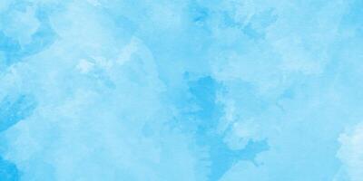ligero azul acuarela textura con blanco salpicaduras en él, azul antecedentes para cubrir, tarjeta, plantilla, presentación y diseño, grunge azul textura con lavado acuarela con salpicaduras foto
