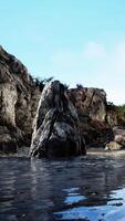 rocas basálticas en el océano video