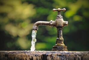 ai generado agua fluye desde el antiguo grifo foto