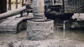 bouw machine gieten beton in de fundament van een nieuw huis video