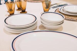 elegante vajilla conjunto en comida mesa foto