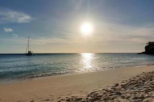 velero en sereno mar a puesta de sol. tropical playa paisaje con claro horizonte. foto