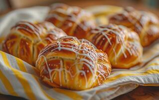 ai generado cerca arriba de caramelo llovizna encima dorado marrón pretzels foto