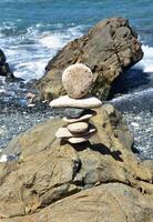 increíble equilibrio navegar cayó piedras en un apilar foto