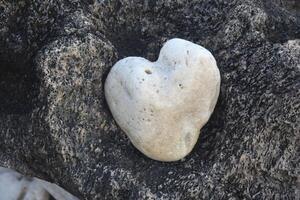 hermosa corazón conformado Roca suavizado por Oceano olas foto