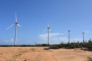 Granja eólica con un serie de grande molinos de viento foto