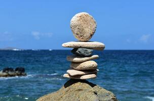 fantástico ver de equilibrio piedras por el agua foto