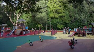 un patio de recreo con niños jugando en el suelo video