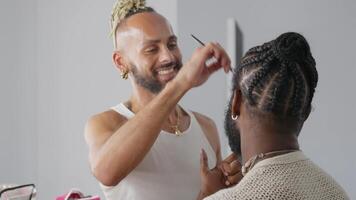 uma homem com tranças obtendo dele cabelo feito video