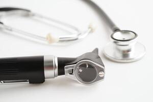 otoscopio aislado en blanco antecedentes para otorrinolaringólogo o ent médico médico examinando mayor paciente oreja, escuchando pérdida problema. foto