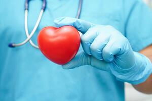 doctora asiática con corazón rojo para la salud en el hospital. foto
