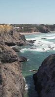 Vertikale Video von Meer Felsen von odeceixe alentejo Portugal