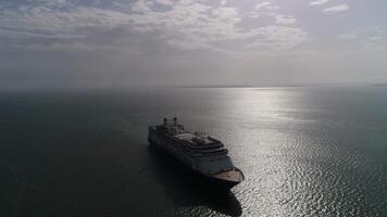 cruzeiro navio em a rio douro. Lisboa, Portugal video