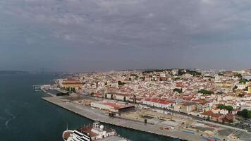 de verbazingwekkend stad van Lissabon anr de beroemd rivier- douro in Portugal video