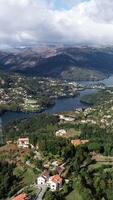 verticaal video van mooi natuur van Portugal antenne visie