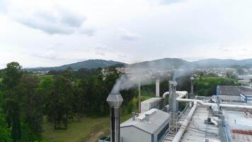 aéreo Visão do industrial fábrica chaminé fumaça video