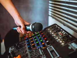 mano sonido ingeniero participación micrófono en sonido mezclador en En Vivo radiodifusión estudio productor para sonido grabar controlar sistema producción y audio equipo y música instrumento foto