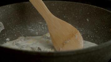 cuisinier mélanges champignons avec patates dans acide crème sauce video