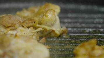 pollo carne è fritte nel un' caldo frittura padella nel bollente olio video