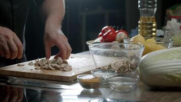 el cocinar lugares el hongos en un lámina. video