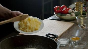 de koken voegt toe aardappelen naar de pan met champignons in room video