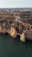 vertical vídeo de marina en algarve Portugal aéreo ver video