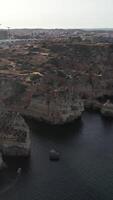 verticaal video van mooi zeegezicht in algarve, Portugal antenne visie