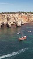 Vertikale Video von schön Seelandschaft im Algarve, Portugal Antenne Aussicht