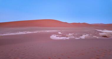 vídeo a partir de a namib deserto perto sossusvlei dentro Namíbia cedo dentro a manhã durante pôr do sol video