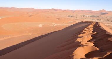 panoramique vue de le gros papa dune dans sussusvlei sur le sel la poêle de Deathvlei avec alentours rouge dunes dans le Matin video