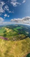 Vertikale Video mit winzig Planet im Himmel mit Wolken mit Blick auf klein Stadt, städtisch Entwicklung. Transformation von kugelförmig 360 Panorama im abstrakt Antenne Sicht.