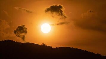 timelapse do pôr do sol dramático com céu laranja em um dia ensolarado. video