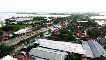 aérien drone métrage de des résidents Maisons étant inondé dans demak, central Java, Indonésie 4k drone vidéo - visuel oudara situation banjir di kabupaten demak, jawa tengah, Indonésie video